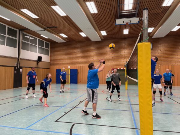 volley Christian am Ball